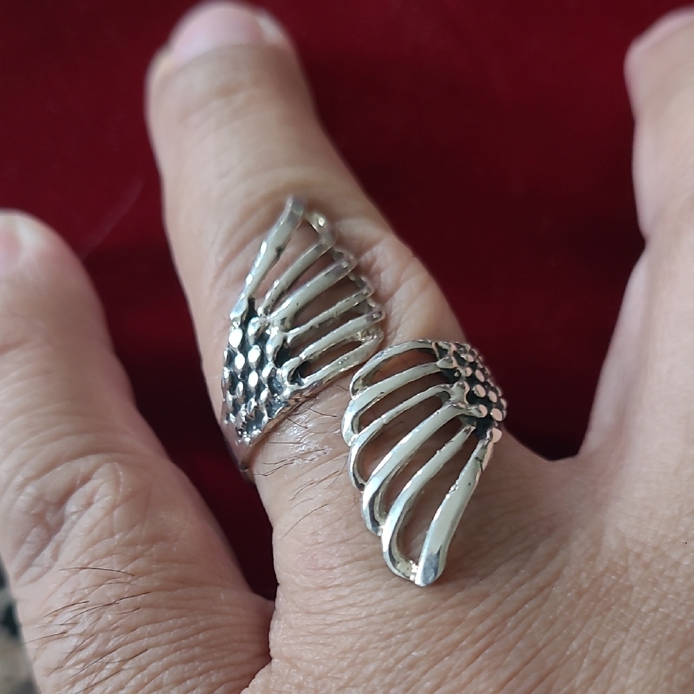 New 925 silver ring with wing design